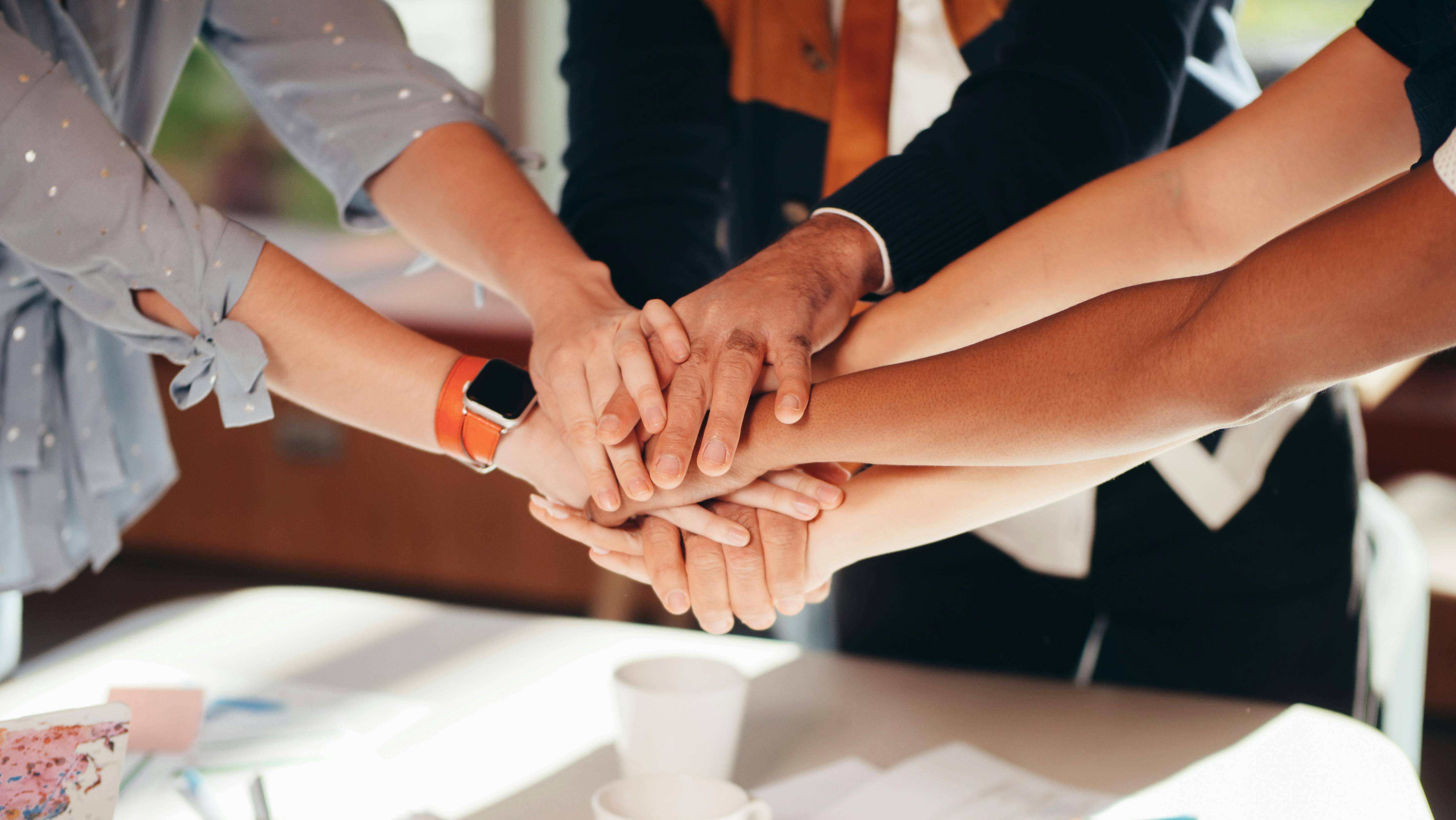 colaboradores dando as mãos em unidade